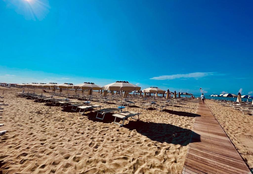 Hotel Mediterraneo Lido di Latina Buitenkant foto